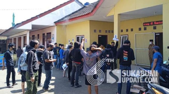 Geger Kades di Sukabumi Bikin Status WhatsApp yang Dinilai Arogan, Puluhan Warga Geruduk Kantor Desa