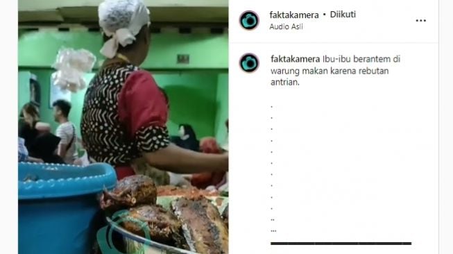 Emak-emak bertengkar hebat diduga akibat memperebutkan antrean di warung makan di Kota Surabaya, Jawa Timur. (Instagram/@faktakamera)