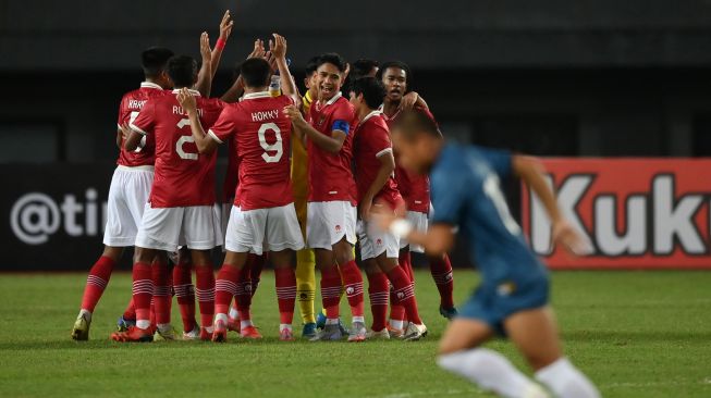 Sejumlah pesepak bola Tim Nasional Indonesia U-19 meneriakkan yel-yel penyemangat sebelum bertanding melawan Tim Nasional Brunei Darussalam U-19 dalam laga penyisihan Grup A Piala AFF U-19 2022 di Stadion Patriot Candrabhaga, Bekasi, Jawa Barat, Senin (4/7/2022). [ANTARA FOTO/Fakhri Hermansyah/wsj]