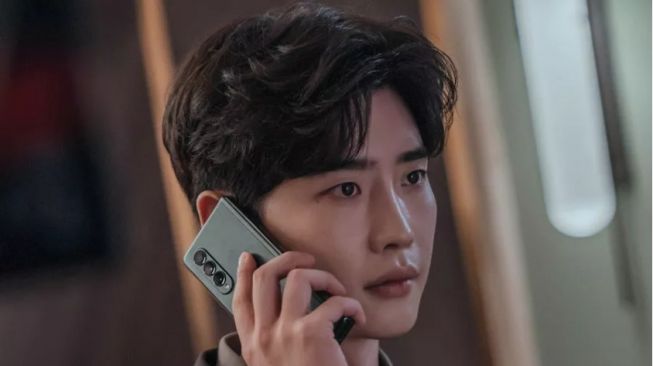 Lee Jong Suk Jadi Pengacara yang Dituduh sebagai Kriminal di Drama Big Mouth