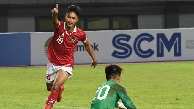 Pesepak bola Tim Nasional Indonesia U-19 Alfriyanto (kiri) berselebrasi usai mencetak gol ke gawang Tim Nasional Brunei Darussalam U-19 dalam laga penyisihan Grup A Piala AFF U19 2022 di Stadion Patriot Chandrabhaga, Bekasi, Jawa Barat, Senin (4/7/2022). [ANTARA FOTO/Fakhri Hermansyah/wsj]