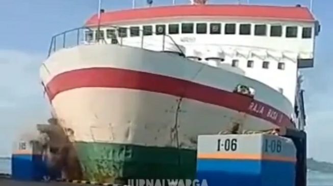 Viral Detik-detik Kapal Feri Tabrak Bantalan Dermaga Pelabuhan Bakauheni, Diduga Terseret Arus Kencang
