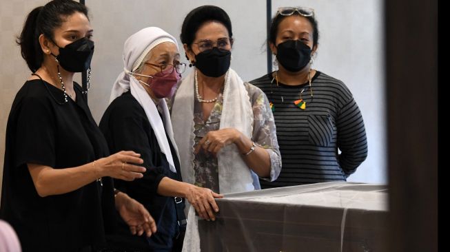 Istri penyanyi Bob Tutupoly, Rosmayasuti Nasution (kedua kiri) bersama sejumlah pelayat berada dekat jenazah suaminya di Rumah Duka Rumah Sakit Siloam Semanggi, Jakarta, Selasa (5/7/2022). [ANTARA FOTO/Aditya Pradana Putra/foc]