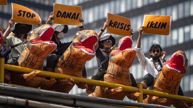 Aktivis dari komunitas Fossil Free dan Climate Ranger melakukan unjuk rasa di Jakarta, Selasa (5/7/2022). [ANTARA FOTO/Aprillio Akbar/foc]