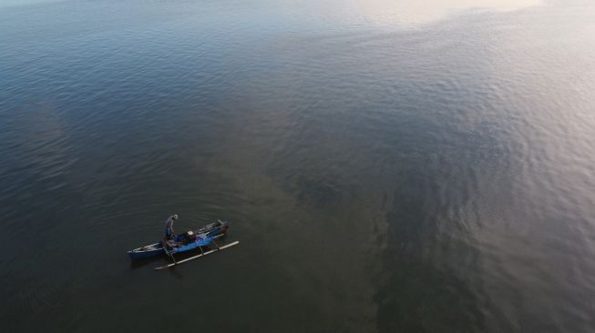 Nelayan menjaring ikan di Teluk Kendari, Kendari, Sulawesi Tenggara, Senin (4/7/2022). [ANTARA FOTO/Jojon/wsj]