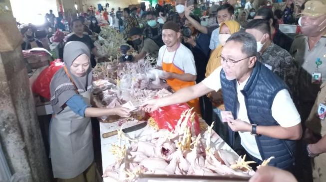 Mendag Zulhas Sidak ke Pasar Hingga Traktir Emak-emak