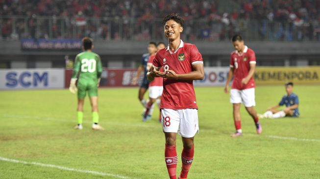 Pemain Persija Jakarta, Alfriyanto Nico berseragam Timnas Indonesia U-19 saat berhadapan dengan Brunei Darussalam di Stadion Patriot Chandrabhaga, Senin (4/7/2022). (Dok. Persija).
