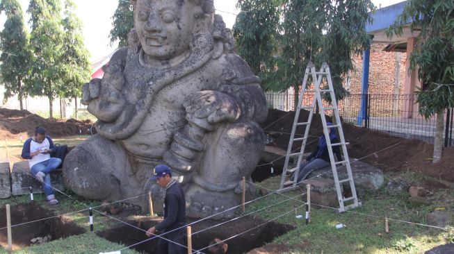 Arkeolog dari Balai Pelestarian Cagar Budaya (BPCB) Jawa Timur melakukan penggalian saat ekskavasi di situs Arca Dwarapala, Singosari, Malang, Jatim, Senin (4/7/2022). [ANTARA FOTO/Ari Bowo Sucipto/aww]
