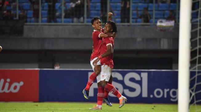 Penyerang timnas Indonesia U-19, Ronaldo Kwateh (kanan) melakukan selebrasi bersama rekannya pasca mencetak gol ke gawang Brunei Darussalam dalam matchday kedua Grup A Piala AFF U-19 2022 di Stadion Patriot Candrabhaga, Bekasi, Senin (4/7/2022) malam WIB. [PSSI]