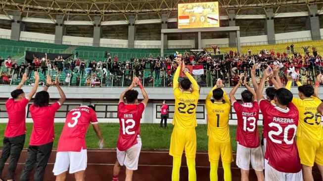 Para pemain timnas Indonesia U-19 bertepuk tangan ke arah penonton pasca mengalahkan Brunei Darussalam 7-0 dalam matchday kedua Grup A Piala AFF U-19 2022 di Stadion Patriot Candrabhaga, Bekasi, Senin (4/7/2022). [PSSI]