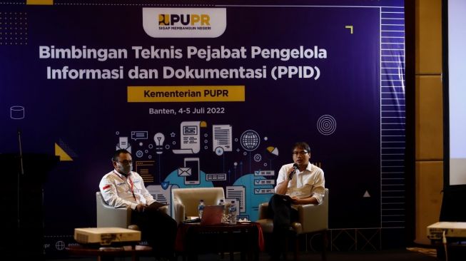 Diskusi panel dalam Bimbingan Teknis Petugas Pelaksana PPID, di Tuscany Boutique Hotel Serpong, Banten, 4-5 Juli 2022. (Suara.com/Alfian Winanto)