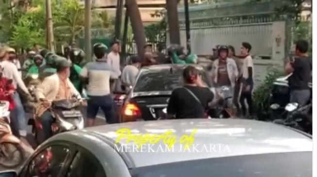 Viral polisi gadungan diamuk massa gegara tabrak belasan pengendara di kawasan Sunter. (tangkapan layar/instagram)