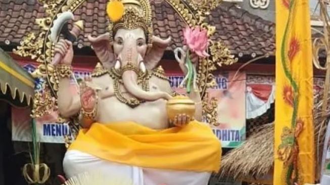 Ni Luh Djelantik Unggah Foto Ibu-ibu Swafoto di Patung Ganesha, Sebut Minim Wawasan