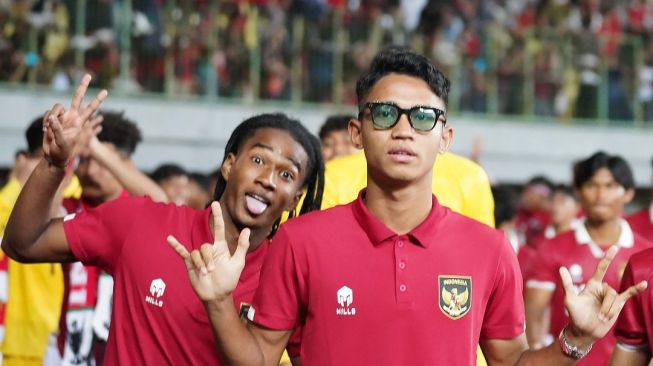 Dua penggawa timnas Indonesia U-19, Ronaldo Kwateh (kiri) dan Marselino Ferdinan pasca kemenangan Garuda Nusantara atas Brunei Darussalam dengan skor 7-0 dalam matchday kedua Grup A Piala AFF U-19 2022 di Stadion Patriot Candrabhaga, Bekasi, Senin (4/7/2022). [PSSI]