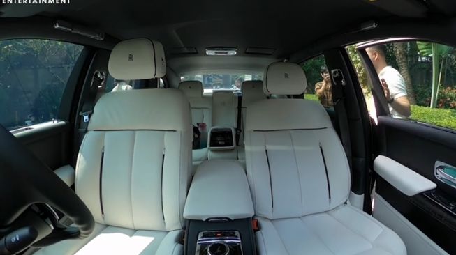 Potret Nagita Slavina Pamer Mobil Rolls-Royce Phantom (YouTube Rans Entertainment)