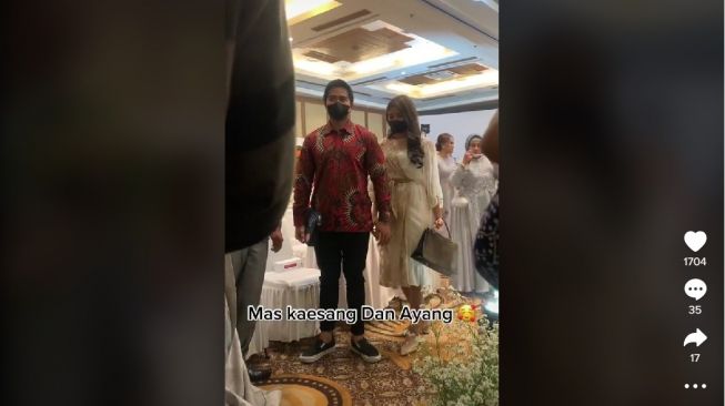 Tangkapan layar video Kaesang Pangarep dan Erina Gudono saat menghadiri pernikahan temannya. [TikTok]