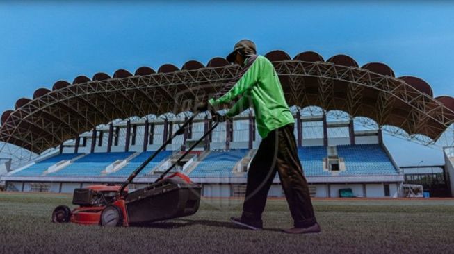 Pekerja sedang melakukan perawatan rumput di Stadion Indomilk Arena Tangerang. (HO/Persita)