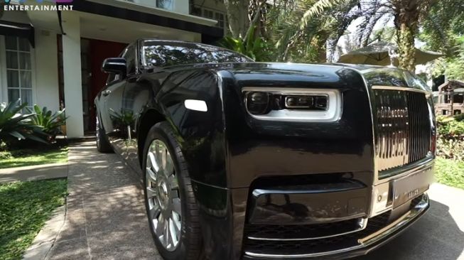 Potret Nagita Slavina Pamer Mobil Rolls-Royce Phantom (YouTube Rans Entertainment)