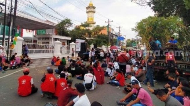 Massa Demo Sambut Kedatangan Presiden Jokowi di Medan