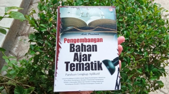 Belajar dengan Cara Menyenangkan Melalui Buku 'Pengembangan Bahan Ajar Tematik'