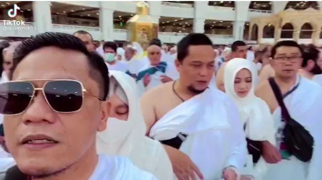 Gus Miftah Sibuk Selfie Saat Tawaf Bersama Ridwan Kamil, Helmi Felis: Jadikan Agama Outlet Jual Diri