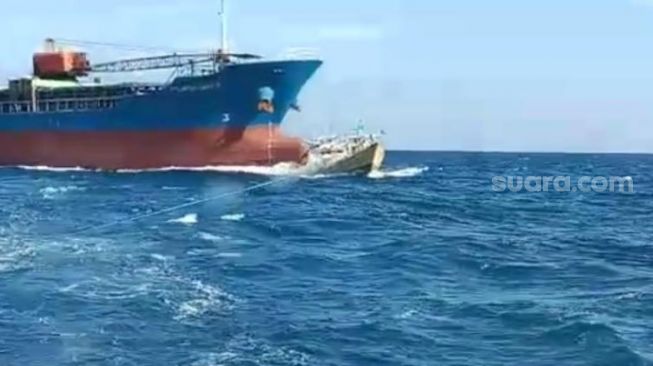 Kapal Nelayan Hancur Ditabrak Kapal Kargo Ternyata Sedang Ditarik Kapal Lain Karena Rusak, Kerugian Lebih Rp1 Miliar