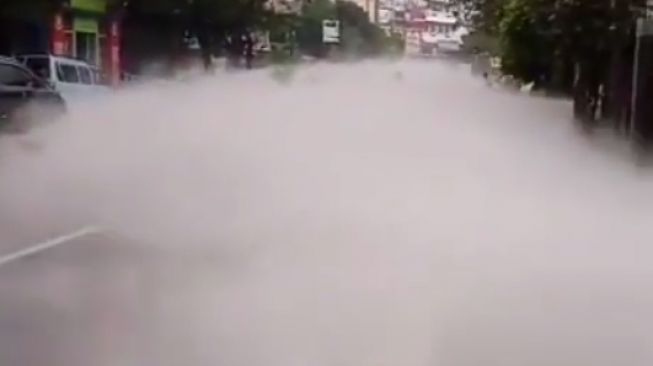 Heboh Muncul Asap Putih Tebal di Jalanan, Pengendara Panik Terkepung Saat Melintas