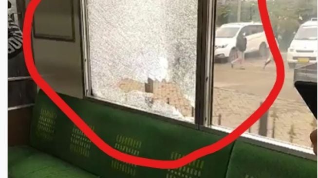 Viral, Kaca KRL Ditimpuk Batu Sampai Pecah Oleh Orang Tak Dikenal