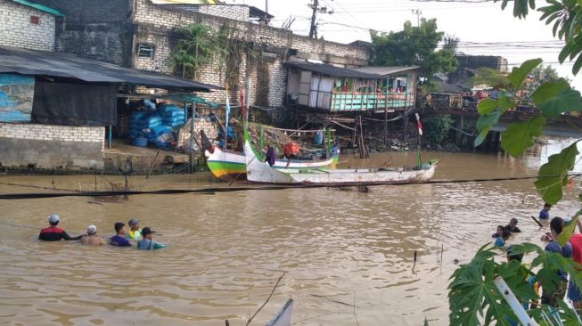 Banjir Bandang Menyapu Perahu Nelayan di Paciran Lamongan, Tiga Perahu Hancur