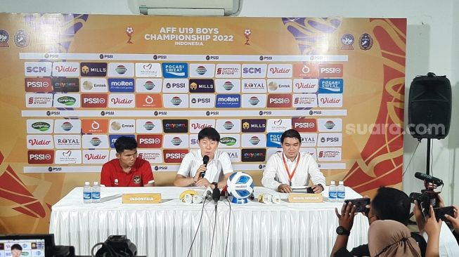 Pelatih Timnas Indonesia U-19, Shin Tae-yong dan Kiper Cahya Supriadi Saat konferensi pers usai menghadapi Thailand, Rabu (6/7/2022). (Suara.com/Adie Prasetyo Nugraha).