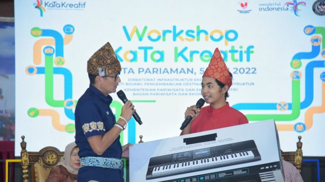 Sandiaga Uno Semangati Remaja Sebatang Kara di Padang, Dukung Jadi Pemusik Hebat