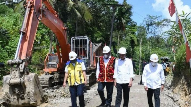 Presiden Jokowi Tinjau Proyek Peningkatan Jalan di Nias Utara