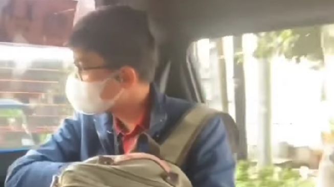 Viral Pria Berkacamata Diduga Lecehkan Perempuan di Dalam Angkot, Publik: Mukanya Kaya Wibu