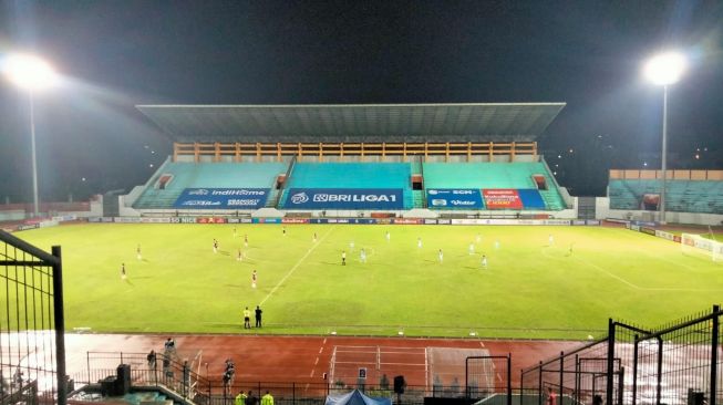 Suasana pertandingan Persela Lamongan vs PSM Makassar di Stadion Moch Soebroto Magelang, Kamis 2 November 2021, malam. [Ayosemarang/Budi Cahyono]