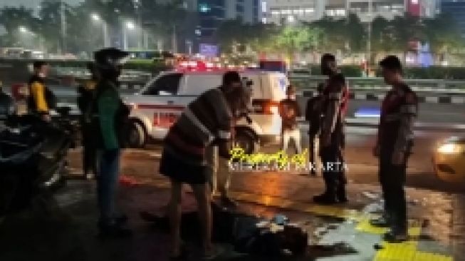 Viral Di Medsos, Pria Diduga Pemulung Tewas Bersimbah Darah Di Trotoar Jalan Gatot Subroto