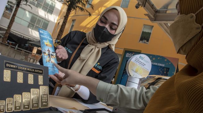 Petugas melayani warga yang akan menabung emas di gerai Gadai Emas dan Cicil Emas BSI di Pasar Mayestik, Kebayoran Baru, Jakarta, Rabu (6/7/2022). ANTARA FOTO/Muhammad Adimaja