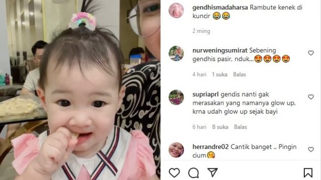 Potret menggemaskan Gendhis putri Nella Kharisma dan Dory Harsa. [Instagram]