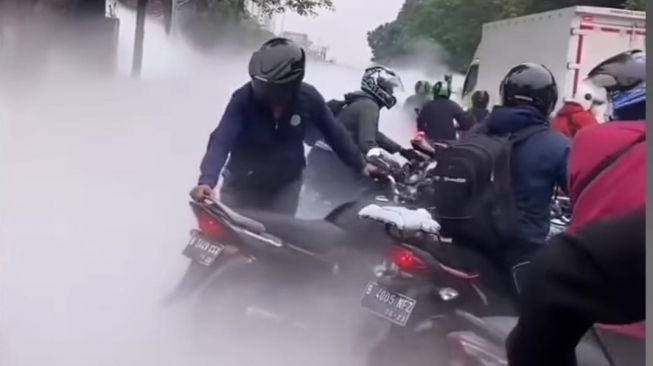 Terkuak! Ini Penyebab Jalanan di Tangerang Viral Mendadak Diselimuti Asap Putih