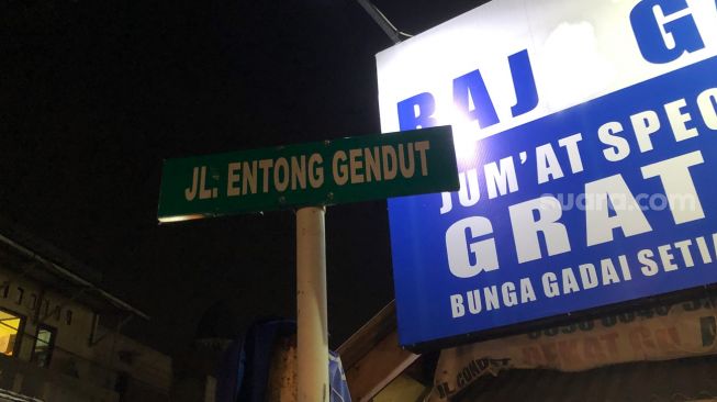 Satpol PP Copot Kertas Bertuliskan Jalan Budaya, Kembalikan Nama Plang Jalan Entong Gendut