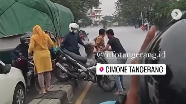 Viral, Jalan di Kota Tangerang Tertutup Gas Oksigen Yang Bocor Bikin Panik Warga, Publik: Mirip Film Korea Exit