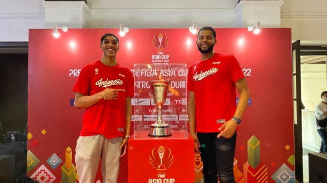 Pebasket naturalisasi Marques Bolden (kanan) dan Derrick Michael (kiri) berfoto bersama Piala FIBA Asia di Jakarta, Selasa (5/7/2022). (ANTARA/Shofi Ayudiana)