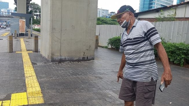 TKP pemulung tergeletak bersimbah darah di trotoar Jalan Gatot Soebroto, Kuningan Barat, Mampang Prapatan, Jakarta Selatan, Rabu (6/7/2022). [Suara.com/Arga]