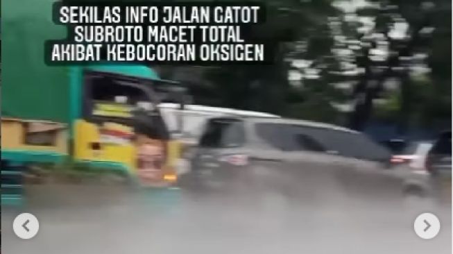 Tangkapan layar video viral Jalan Gatot Subroto, Cimone, Kota Tangerang Banten tertutup kabut. [Instagram]