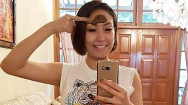 Ayu Dewi Menggunakan Pilis Pasca Melahirkan (Instagram/mrsayudewi)