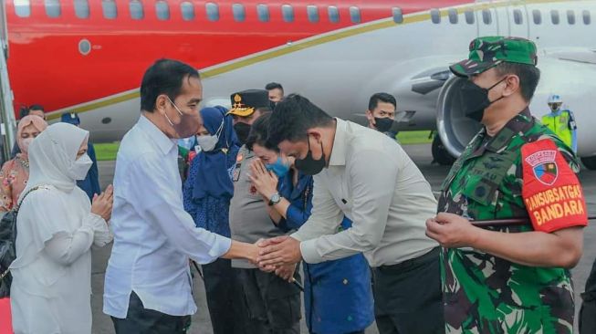 Wali Kota Medan Bobby Nasution menyambut kedatangan Presiden Jokowi di Medan. [Facebook]