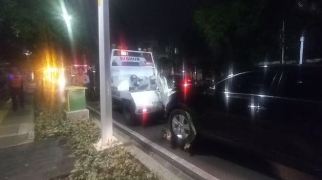 Mobil Diderek karena Parkir Sembarangan di Kawasan Jalan Senopati, Pengendara: Saya Nggak Tahu