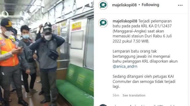 Penumpang KRL panik kaca kereta ditimpuk batu orang tak dikenal sampai pecah (Instagram/ @majeliskopi08).