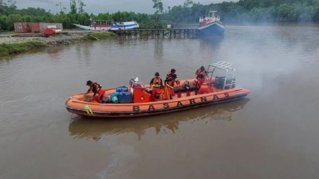 Kapal Motor Usaha Baru Tenggelam di Perairan Amar, 11 ABK Hilang Masih Belum Ditemukan