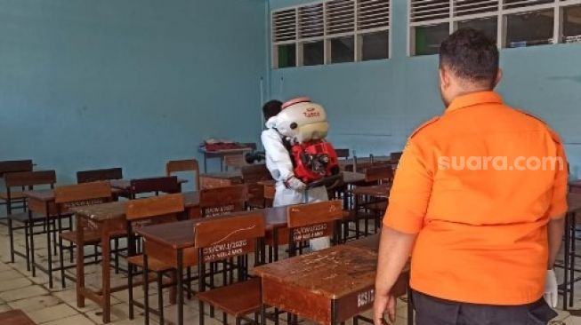 BPBD Kota Makassar Semprot Disinfektan ke Sejumlah Sekolah Cegah Penularan Covid-19