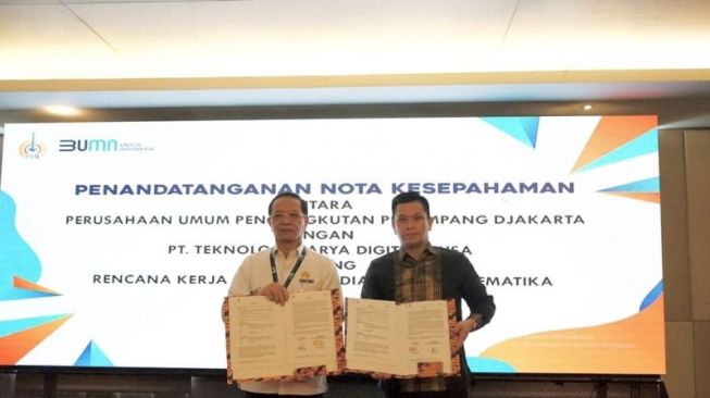 Direktur Utama PT TKDN David Santoso (kanan) dan Direktur Utama Perum PPD Pande Putu Yasa dalam penandatanganan kerja sama terkait keselamatan berkendara di Cawang, Jakarta, Selasa (5/7/2022) [ANTARA/HO-PT TKDN].